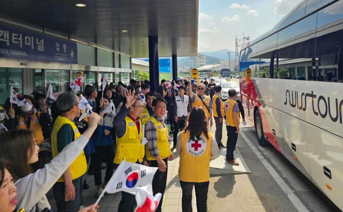 "고국 품 따듯하고 환대에 감격"…사할린 동포 60명, 영주귀국