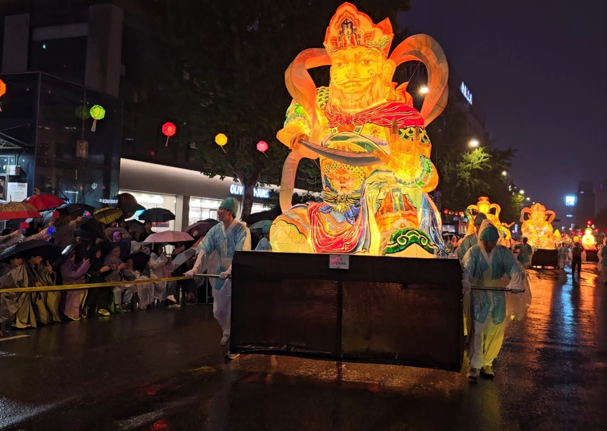 "어둠 걷고 자비를"…형형색색 연등행렬에 빗속 축제 분위기