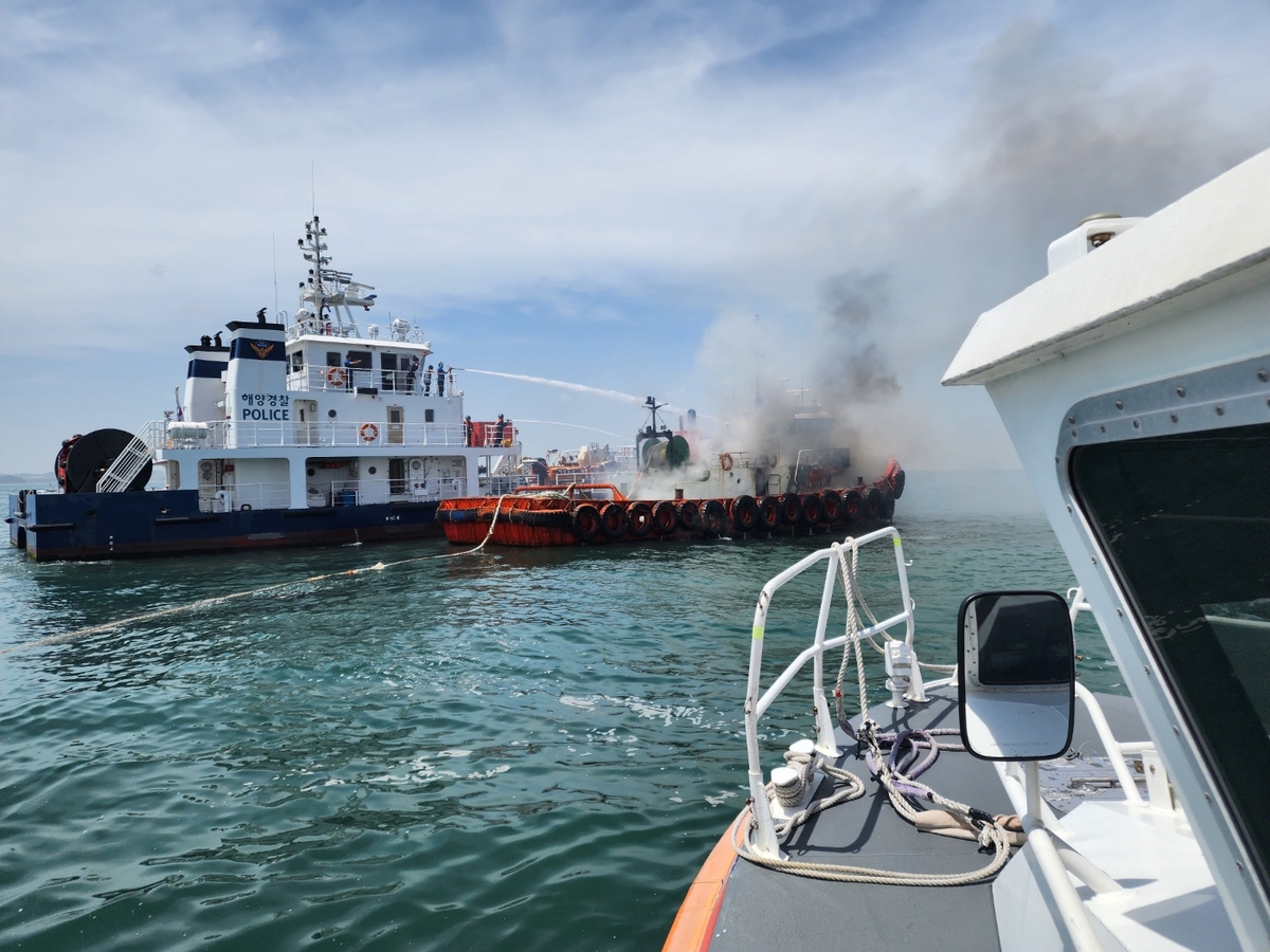 보령 오천항 인근 바다서 선박 화재…승선원 1명 부상