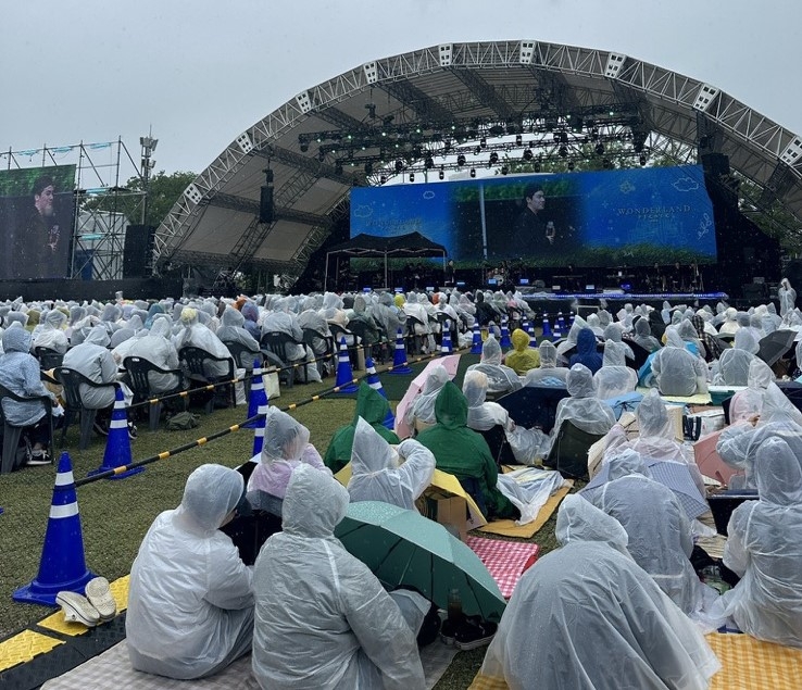 [OK!제보] 우산도 못 쓴 채…6시간 빗속 야외 공연 논란