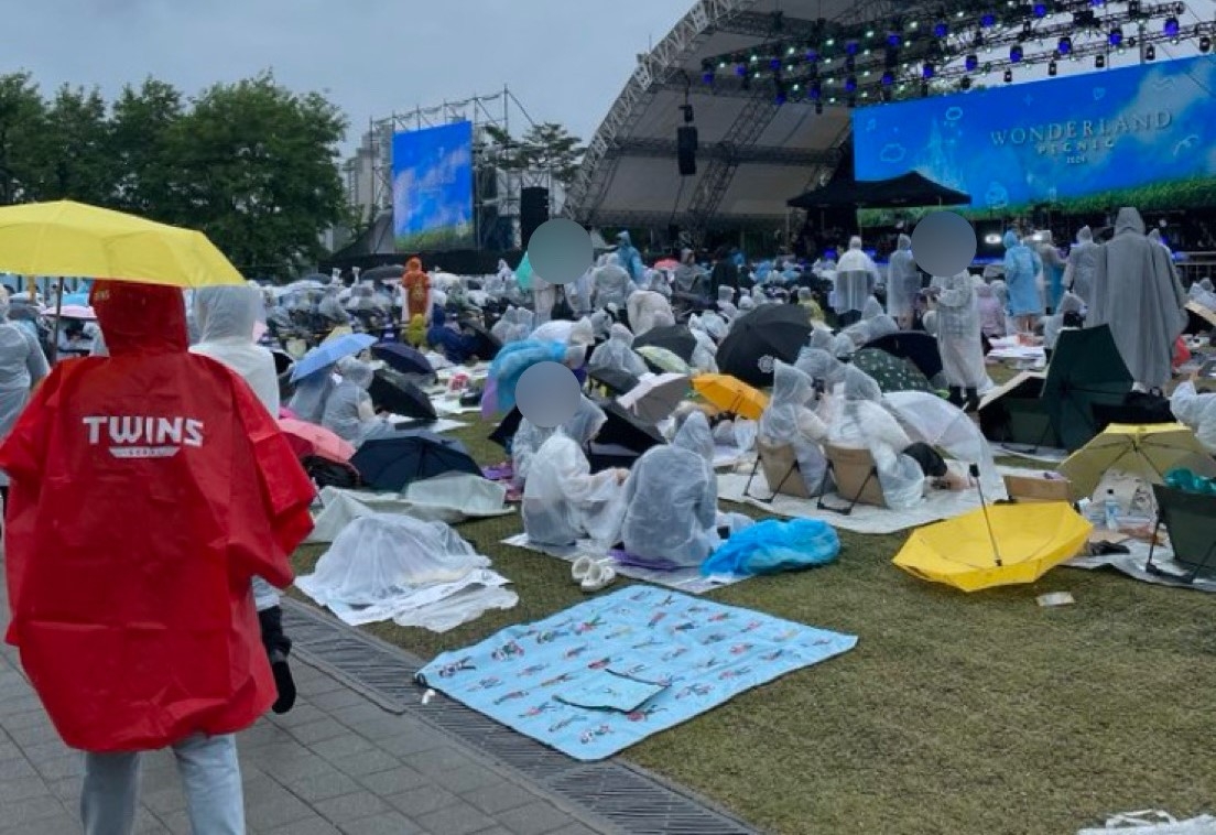 [OK!제보] 우산도 못 쓴 채…6시간 빗속 야외 공연 논란