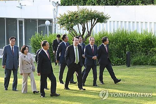 尹대통령, 與비대위원과 만찬…"총선 민심 국정에 적극 반영"