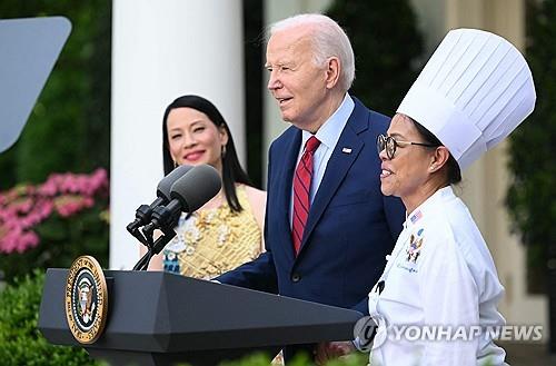 바이든, 필리핀계 백악관 주방장 칭찬하며 "몸무게 9㎏ 늘었다"