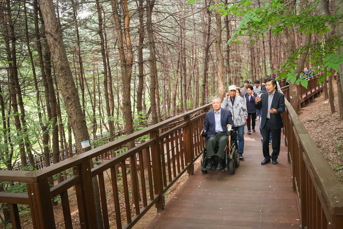 서초구 우면산에 무장애숲길 개장…"누구나 산책하며 힐링을"