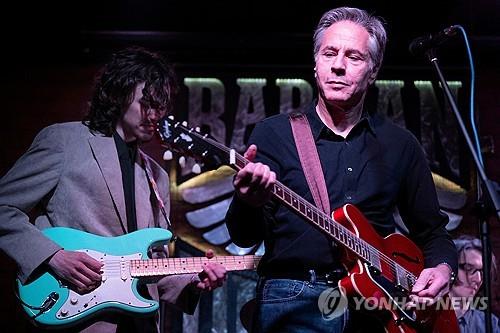 우크라 간 블링컨, 바에서 '깜짝 기타공연' "자유세계가 함께해"