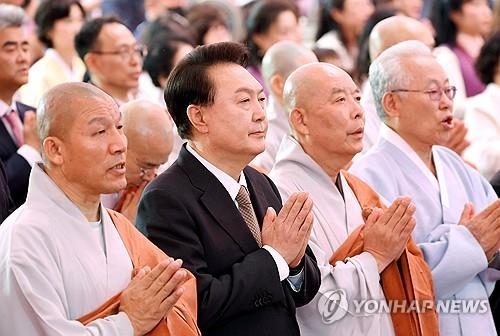 尹 "늘 부처님 마음 새기면서 올바른 국정 펼치겠다"(종합)