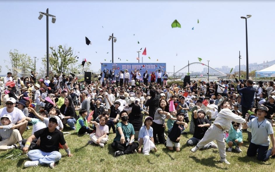 봄 맞은 부산 북항 친수공원, 축제·행사 명소로 인기몰이