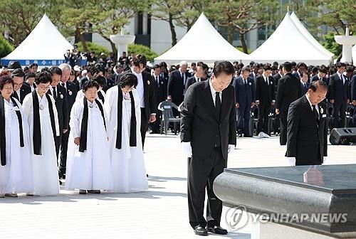 尹 "풍요로운 미래로 나아가는 것이 오월 정신의 올바른 계승"(종합)