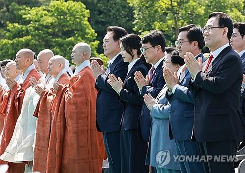 尹대통령 내외 사리반환 기념식 참석…"한미관계 가까워져 해결 실마리"