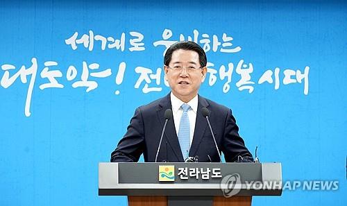 김영록 전남지사-정영균 도의원, '의대공모' 날 선 공방