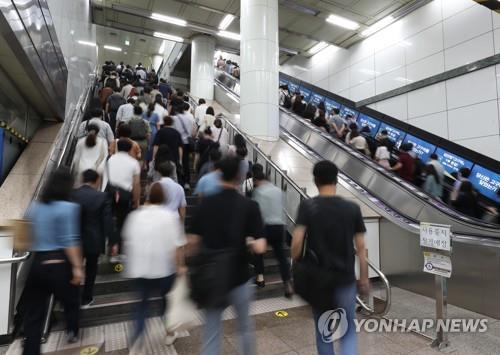 한국 평균임금 OECD 평균 90% 돌파…일본 제치고 격차 벌려