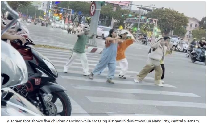 차도 한복판서 춤추고 요가…틱톡발 유행에 베트남 '골치'