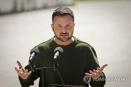 후퇴하는 젤렌스키 울분…"러 본토 군사시설 때리게 해달라"