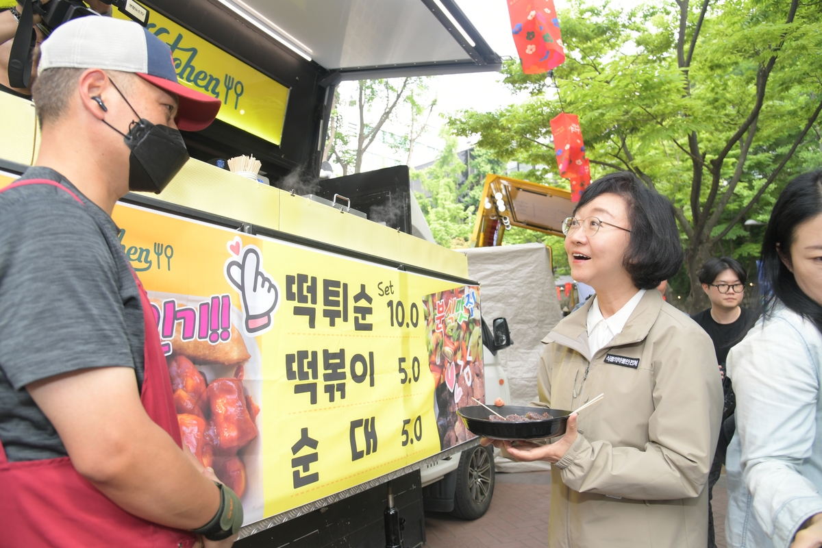 푸드트럭 찾은 식약처장 "현장에서 체감할 정책 마련"