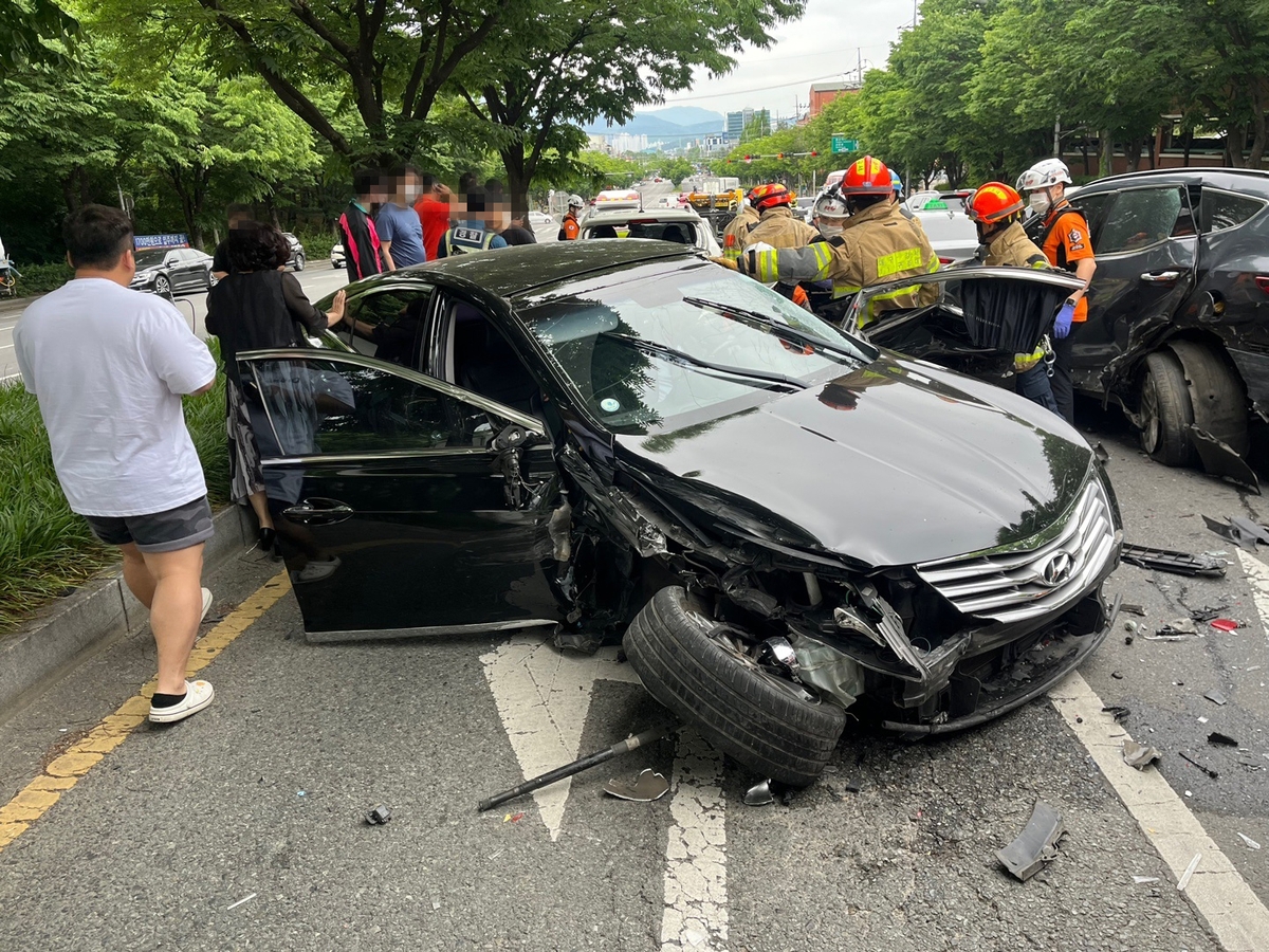 대구 교차로서 9중 추돌…60대 운전자 "저혈당 쇼크"