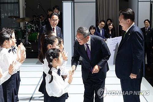 尹 "한일중 상호존중과 신뢰 바탕으로 교역·투자 활성화해야"