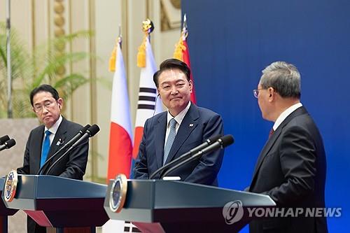 4년반 만에 머리 맞댄 韓日中 정상…3국 협력 복원 '첫 발'