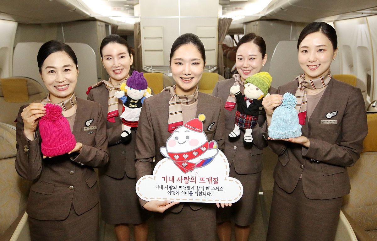 아시아나항공, '기내 사랑의 뜨개질' 캠페인 4년만에 재개