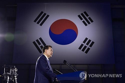 尹 "2032년 달에 탐사선 착륙, 2045년 화성에 태극기 꽂을 것"