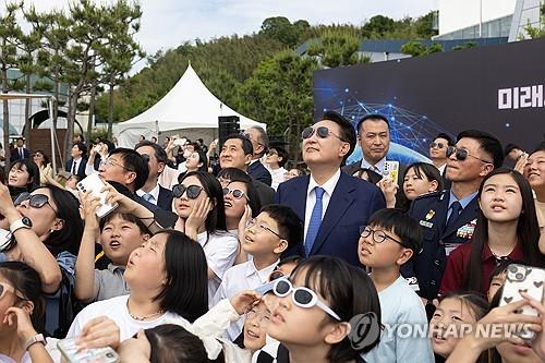 尹 "2045년까지 100조원 투자해 우주기업 1천개 육성"(종합2보)