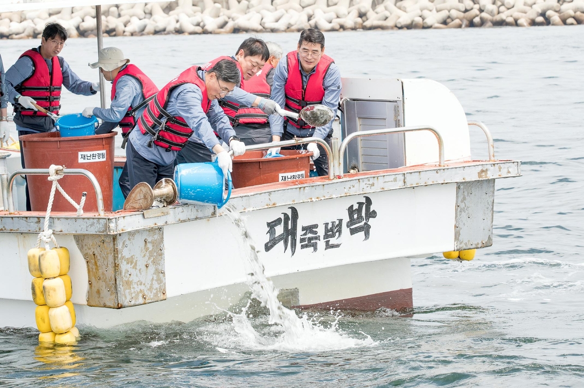 월성·한울원자력본부, 양식 강도다리·전복 바다 방류