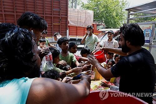 50도 안팎 '불가마 폭염' 印전력수요 사상 최고…단전에 급수난