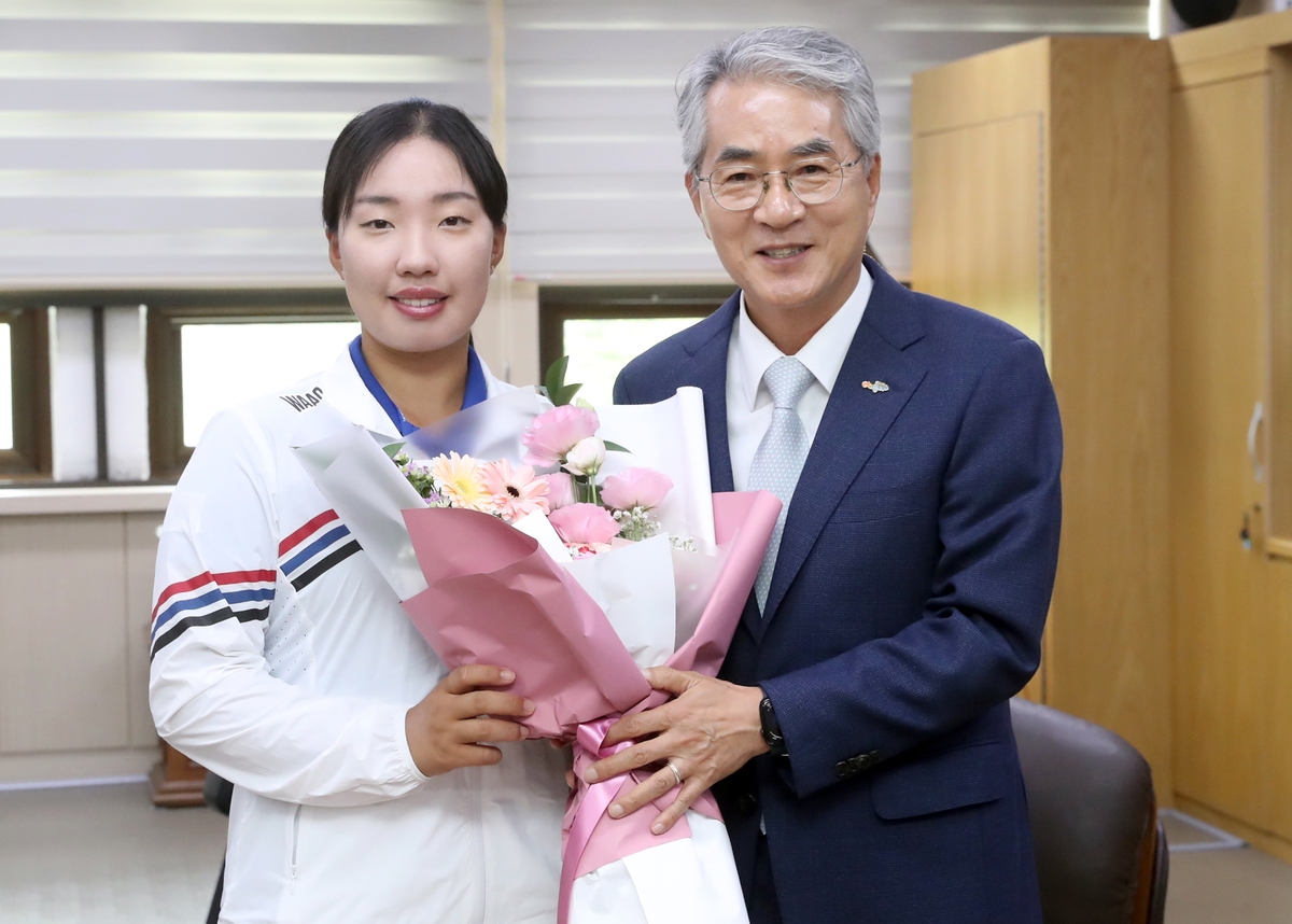 경남교육청 'JLPGA 최연소 우승' 마산제일여고 이효송 선수 격려