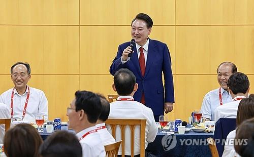 尹, 與의원들에 "국가·국민 위해 파이팅하자…한몸으로 뼈빠지게  뛸것"