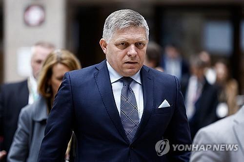 '총기 피격' 슬로바키아 총리 15일만에 퇴원해 집으로