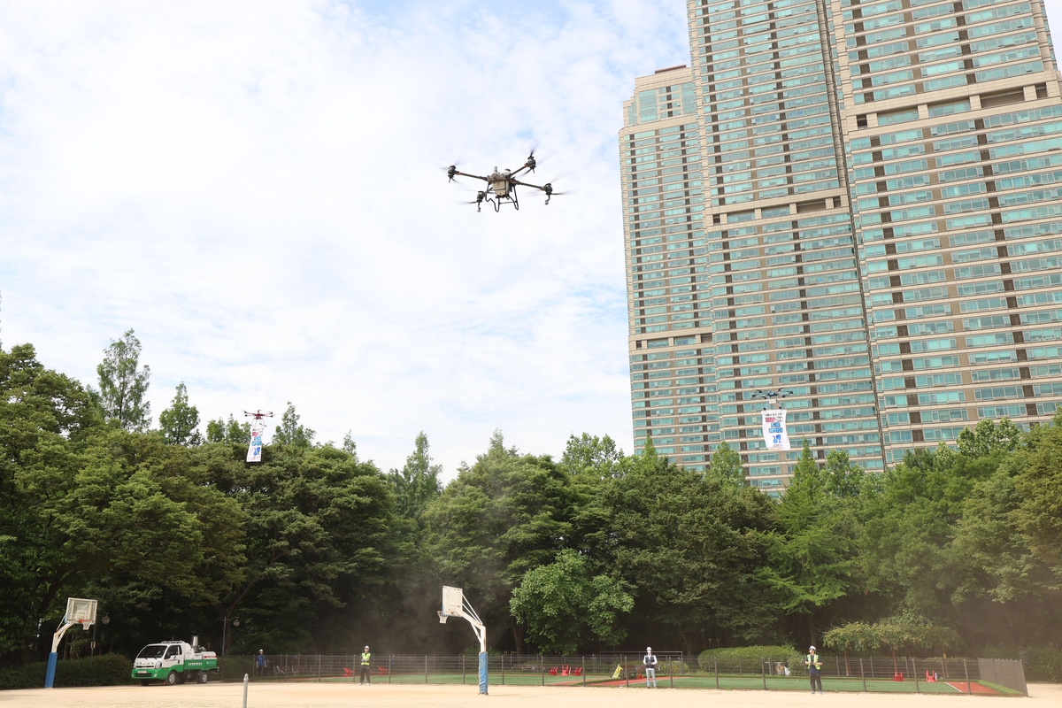 드론 띄워 모기 없앤다…강남구 "서울 첫 드론방역 본격화"