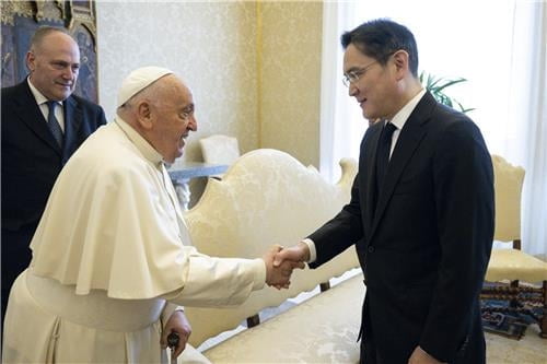 이재용, 교황 만났다…바티칸 '삼성 전광판' 답례 차원인 듯