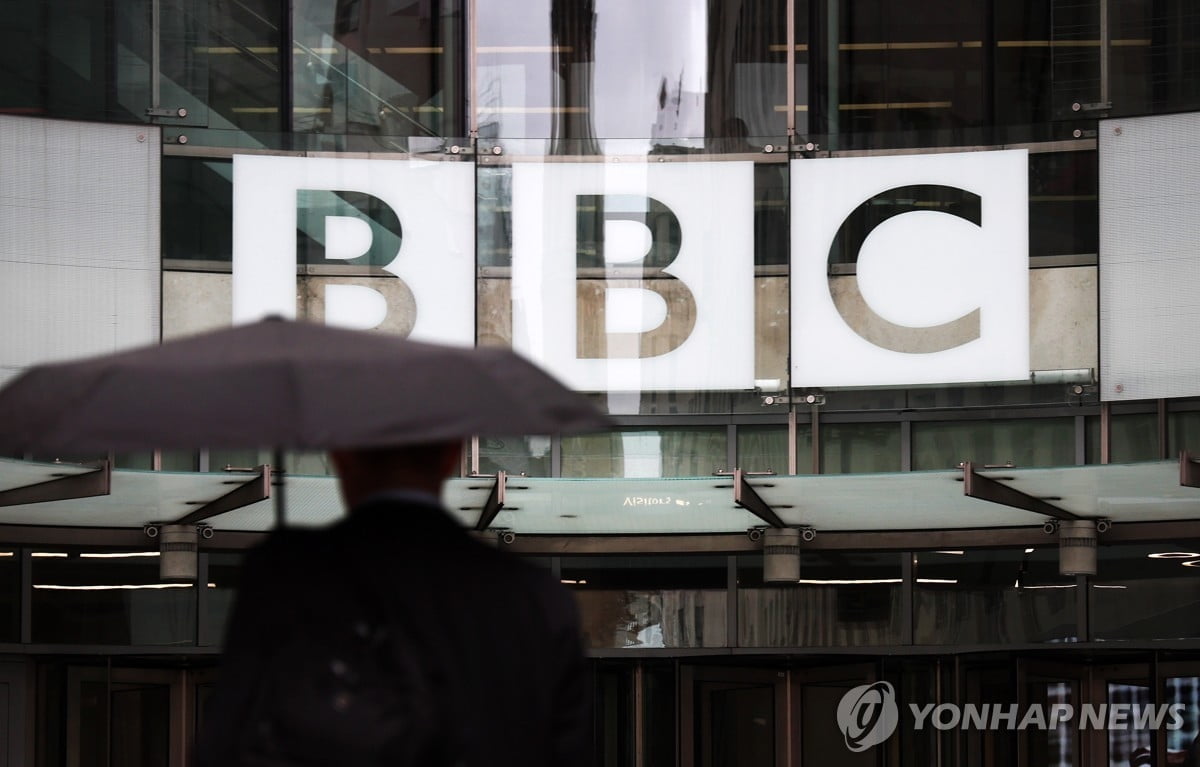 "남성과 젊은 여성 뉴스진행자 우대한 BBC"…여성 4명 소송