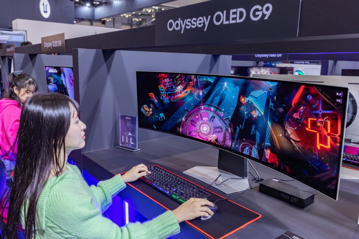 삼성전자 모델이 지스타 2023 오디세이 체험존에서 오디세이 'OLED G9'을 소개하고 있다.(삼성전자 제공)