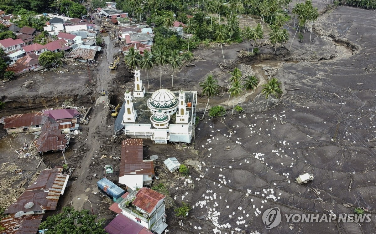 인니 수마트라섬 홍수·산사태…사망자 44명으로