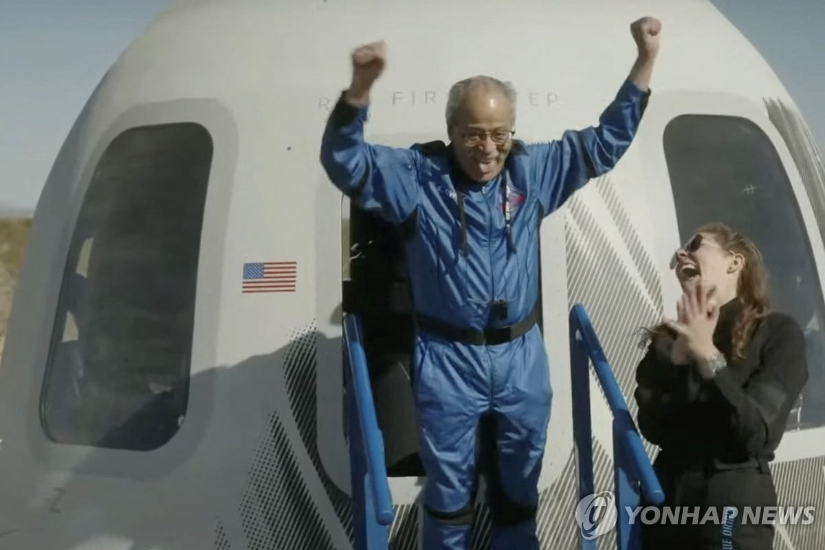 90세 前파일럿 최고령 태운 블루오리진, 2년만에 우주비행 성공