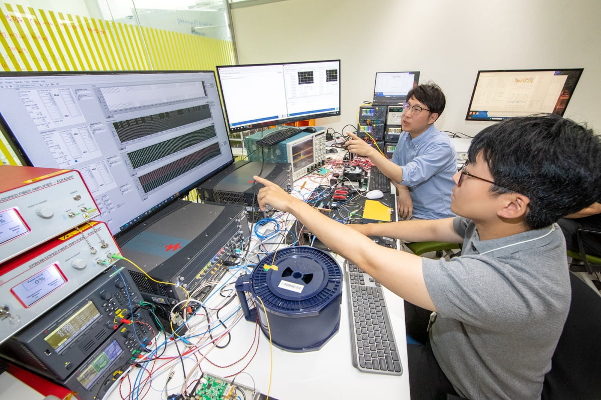 KT 연구원이 서울 서초구 KT연구개발센터에서 고속 양자 암호 키 분배 장비의 성능을 테스트하고 있다. (사진=KT)
