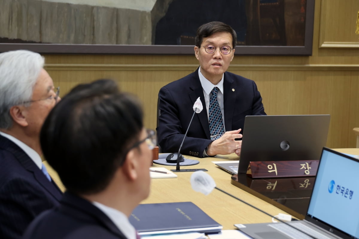 이창용 한국은행 총재가 11일 서울 중구 한국은행에서 금융통화위원회를 주재하고 있다.