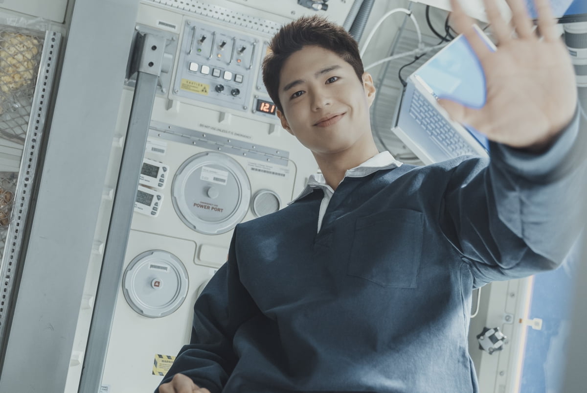 Suzy and Park Bo-gum work together to play lovers