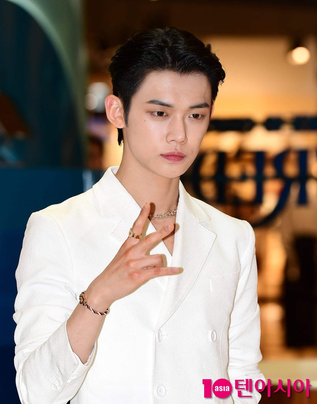 TXT Yeonjun is intoxicated by the visuals of a nobleman...heart-throbbing eye contact 