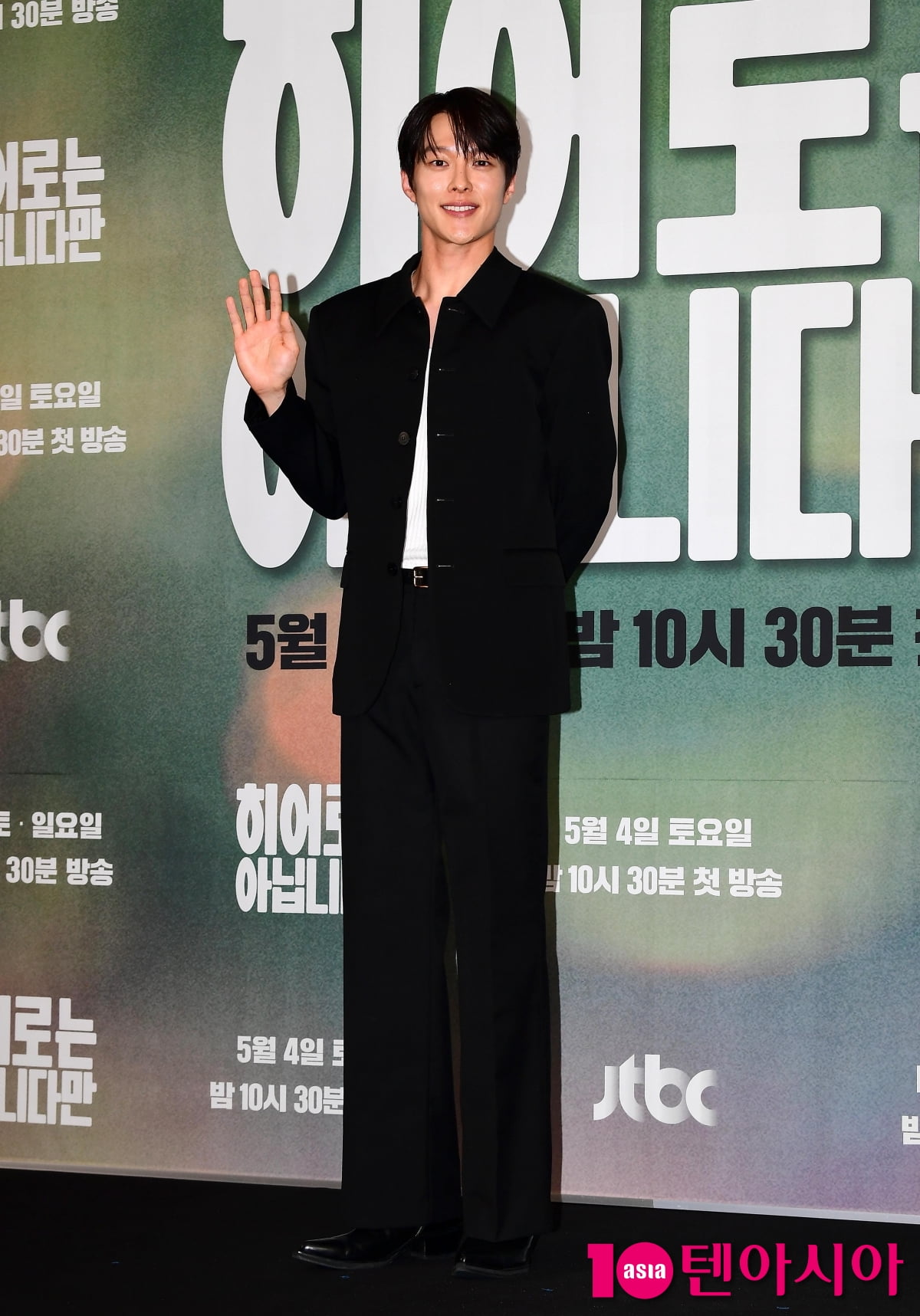 Jang Ki-yong's first comeback after being discharged from the military...A handsome younger man 