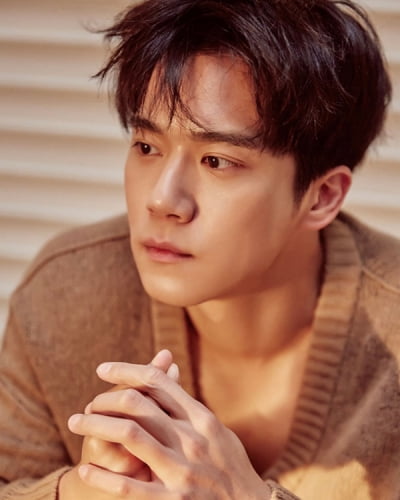 Ha Seok-jin plays the role of a track and field athlete.