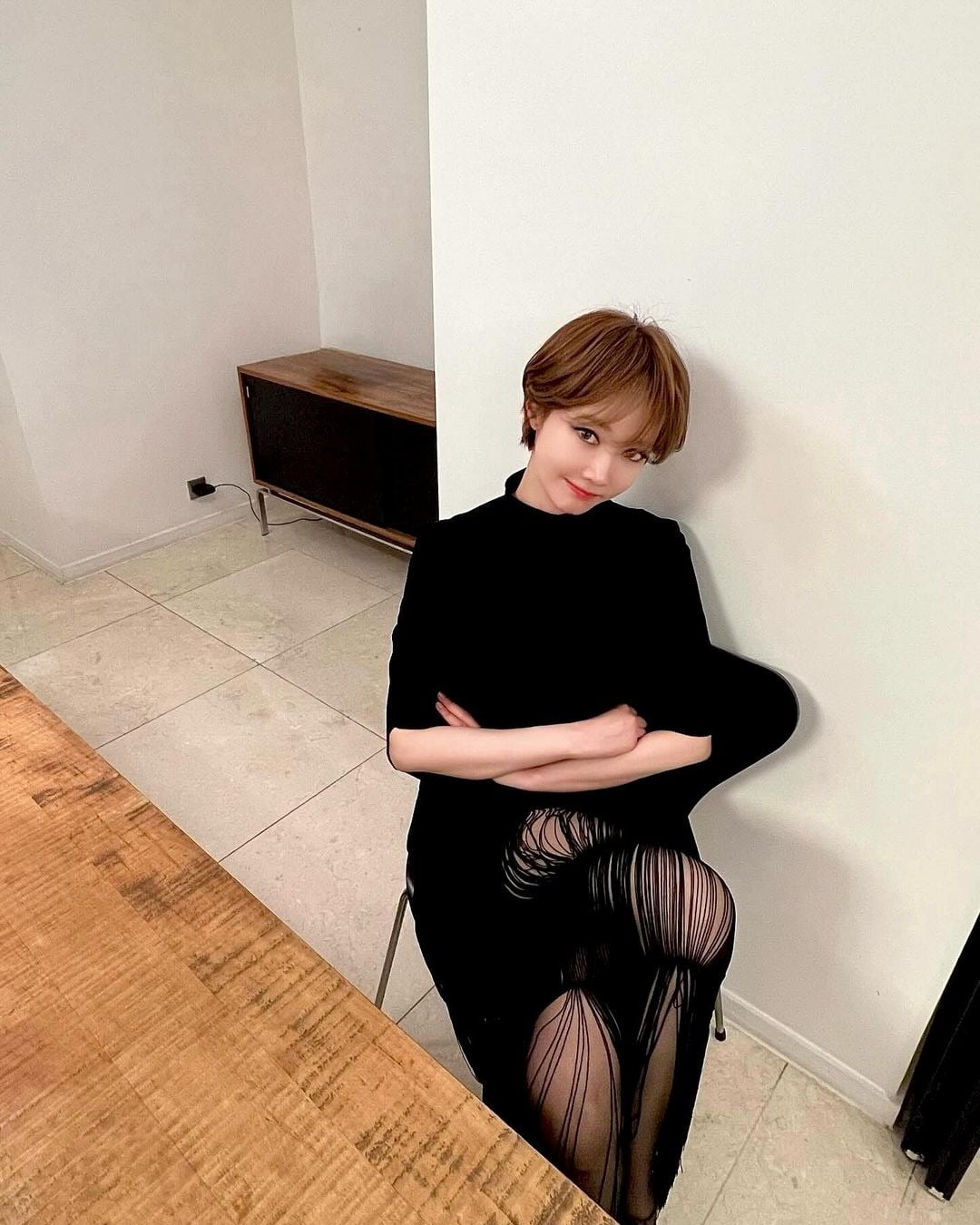 '172cm 50kg' Go Jun-hee shows off an unconventional pantless look... Showing off unrealistic legs