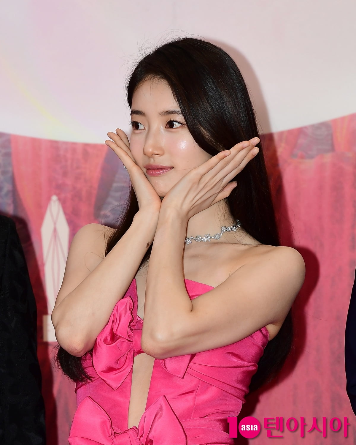 Suzy, a goddess who sings exclamations... glare itself 