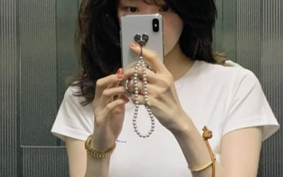강민경, '흰 티+청바지'의 정석…잘록한 허리·글래머 몸매 과시