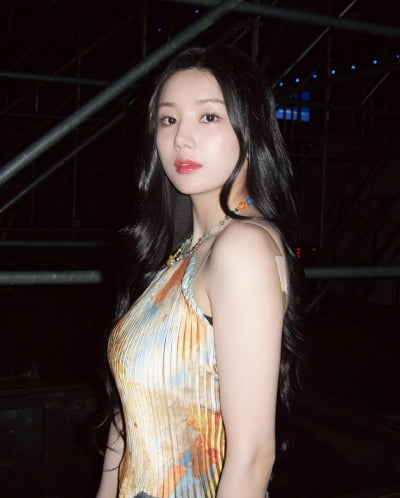 Eunbi Kwon, she looks like a water bomb goddess... Even though it’s just a halterneck, it shows volume.