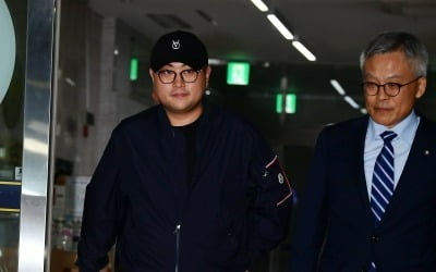 [TEN포토]'음주 뺑소니 협의' 김호중 '많은 취재진에 긴장'