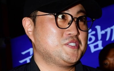 [TEN포토]'음주 뺑소니 협의' 김호중 '질문 하나만 답변하고 쌩~'