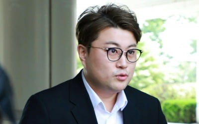 [TEN포토]'음주 뺑소니 혐의' 김호중 '긴장된 얼굴'