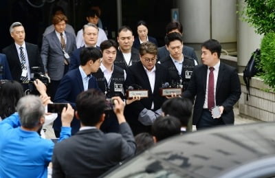 [TEN포토]'음주 뺑소니 혐의' 김호중 '수 많은 취재진과 경찰들'