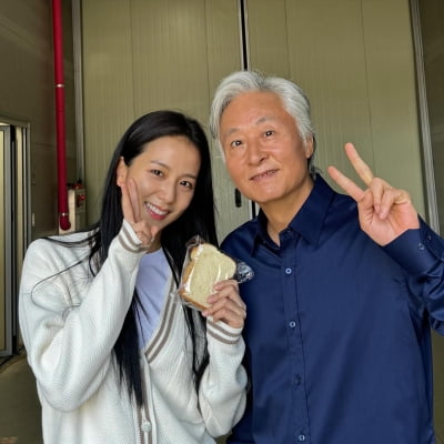 Blackpink Jisoo, two shots with an actor 31 years older than her